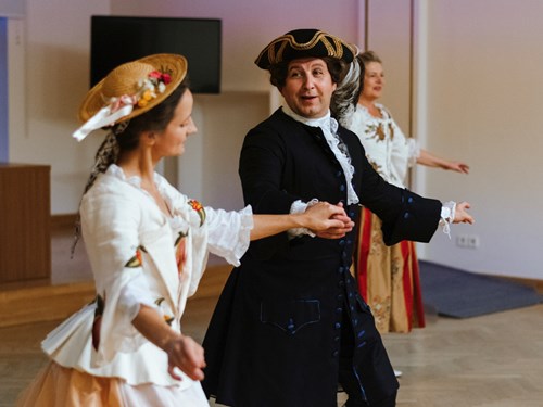 Hodina barokního tance pod vedením souboru Alla Danza Brno Baroque. Foto: Alexandra Snováková/FF MU