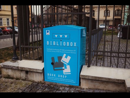 Bibliobox u vstupu do areálu na Arne Nováka